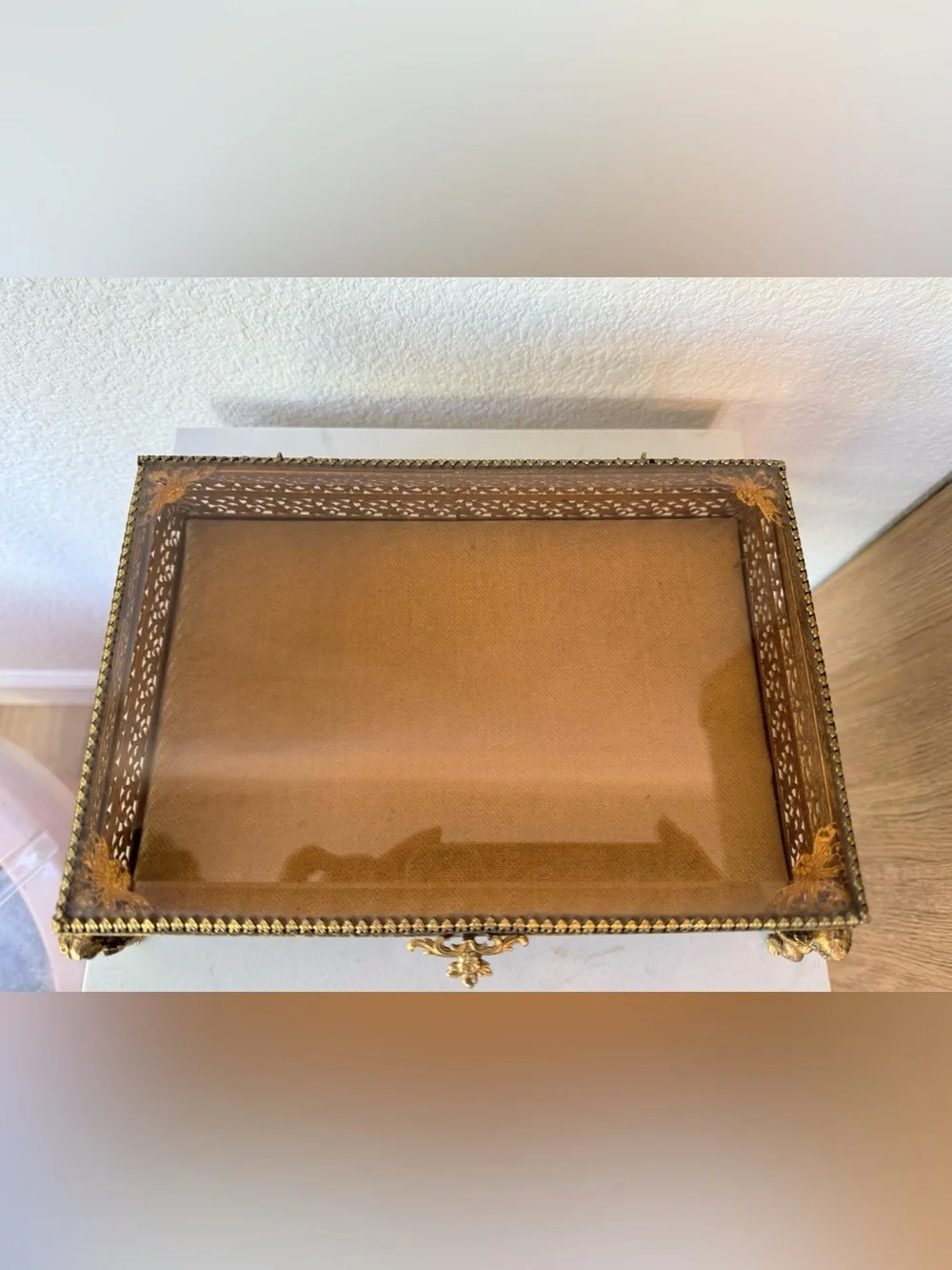 Vintage Ormolu Filigree Beveled Glass Jewelry Box with Cherub Feet - Picture 4 of 9